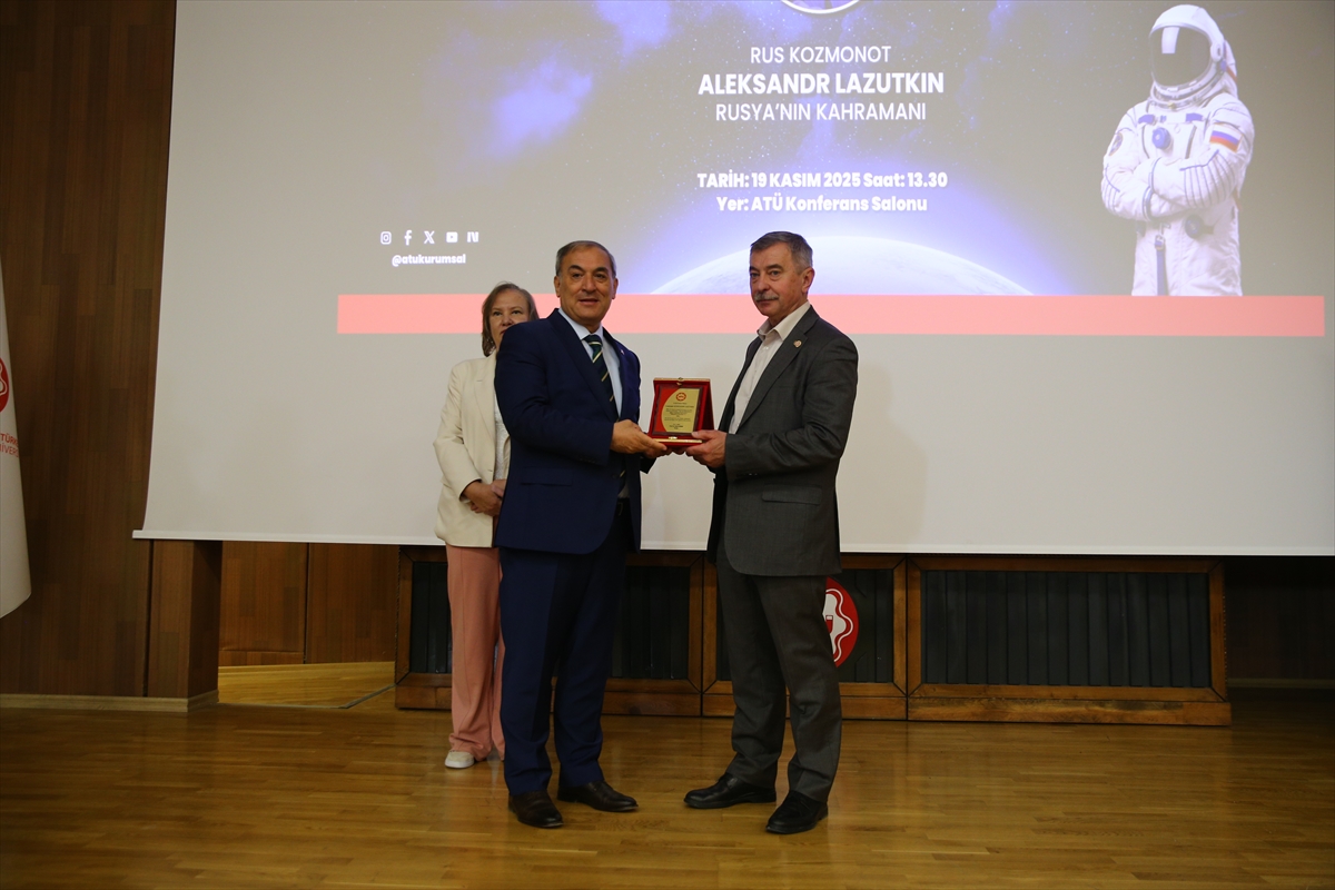 Rus kozmonot Aleksandr Lazutkin Adana’da öğrencilerle uzay deneyimlerini paylaştı