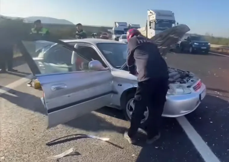 Ceyhan’da otoyolda feci kaza: hurdaya dönen araçta 1’i çocuk 3 yaralı