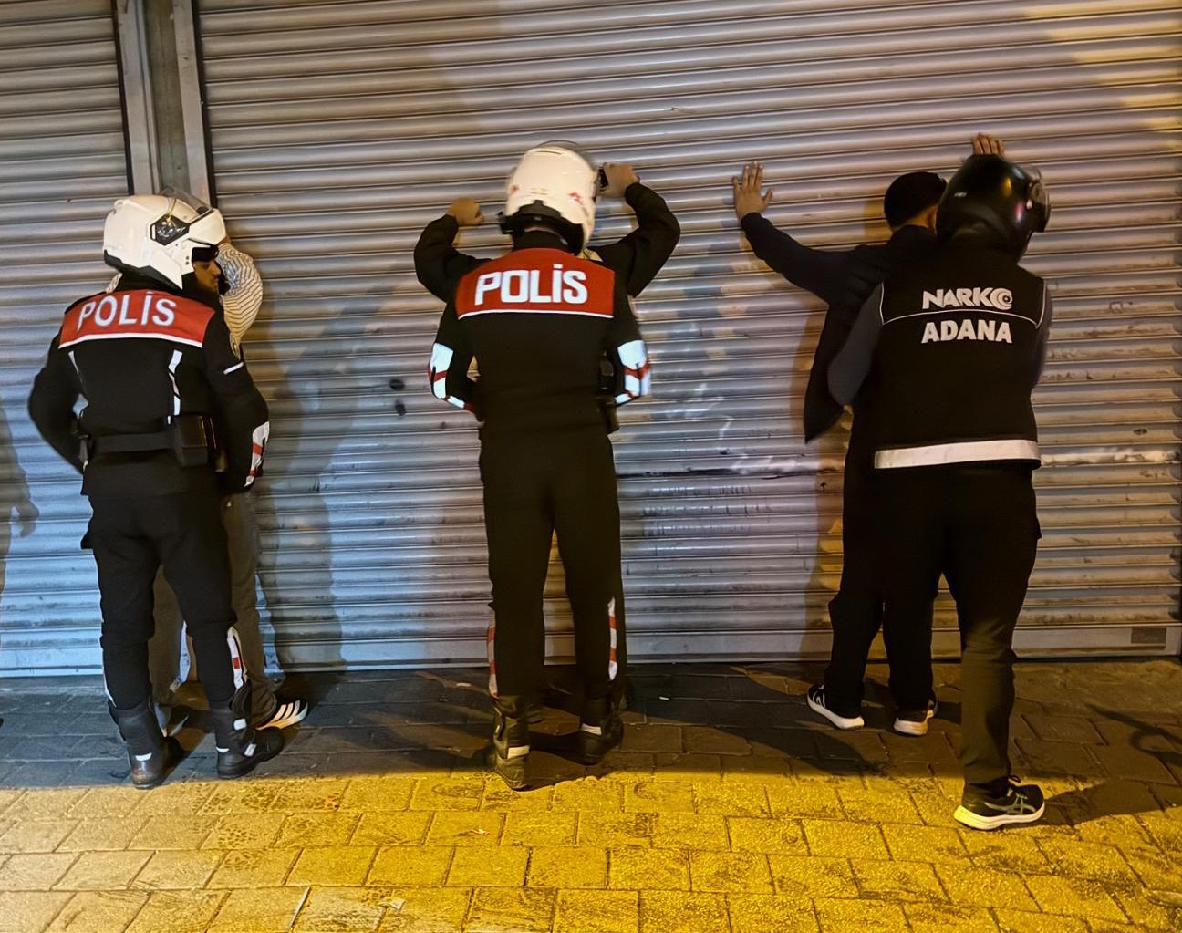 Adana'da 'narko-alan' uygulaması: Uyuşturucu içen 20 şahıs suçüstü yakalandı