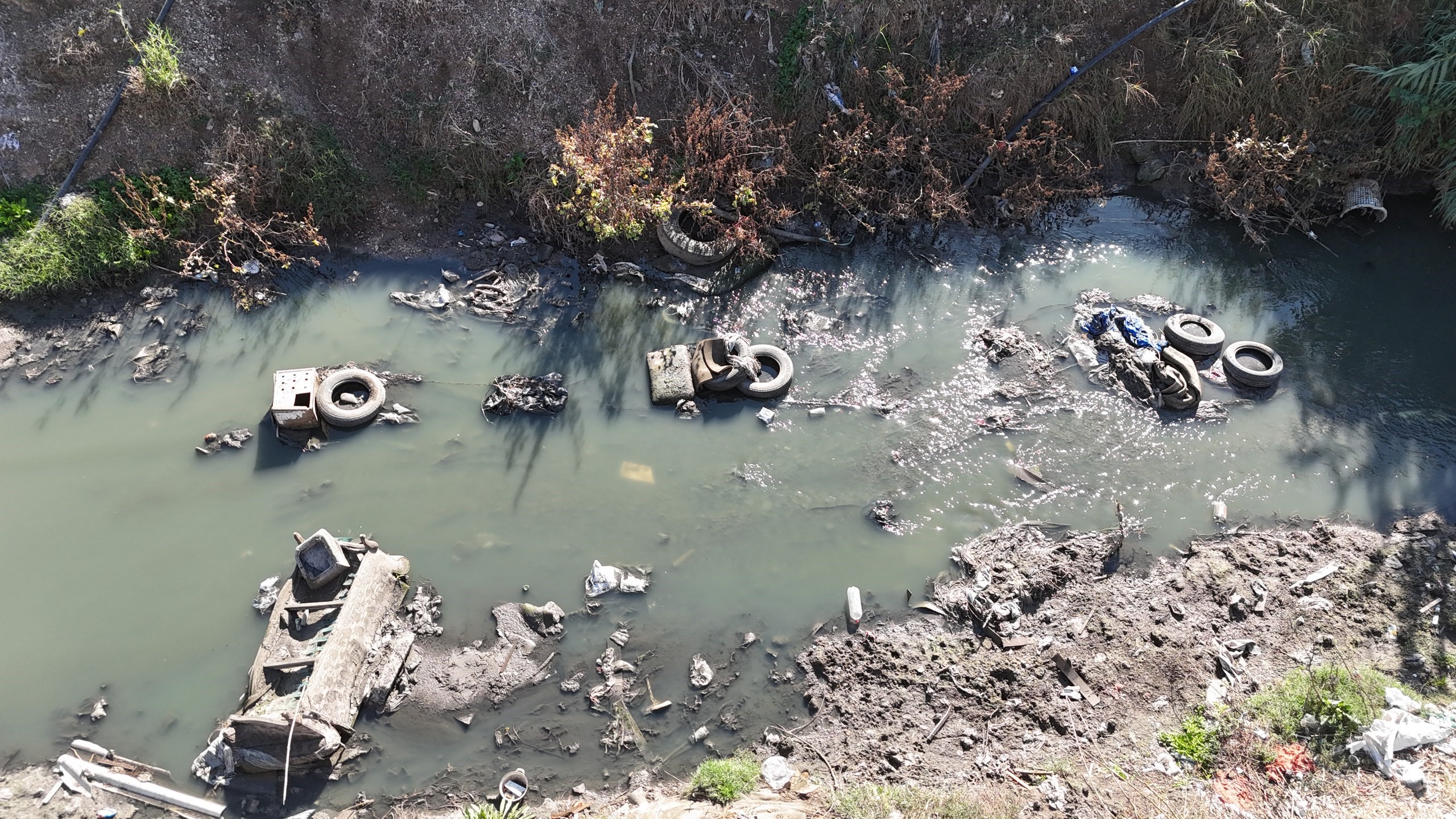 Adana’da açık bırakılan atık su deresi mahalleliyi isyan ettirdi