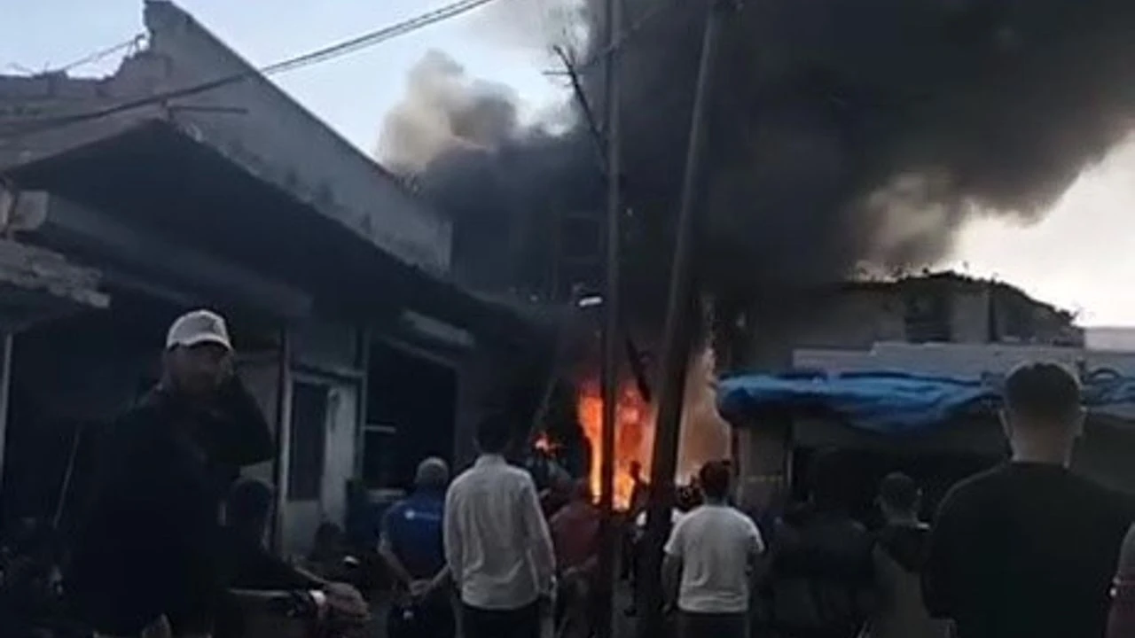 Adana'da hurdacı dükkanı alevlere teslim oldu