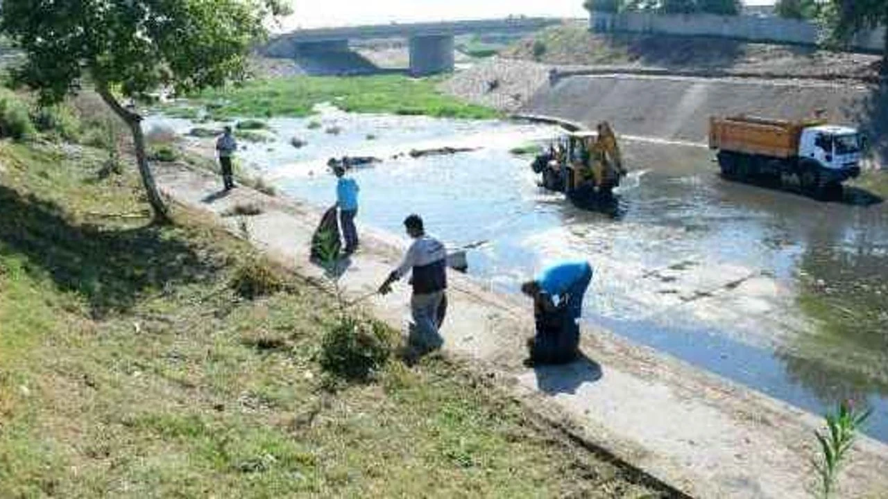 ASKİ, Sarıçam Deresi’nde biriken atıkları temizledi