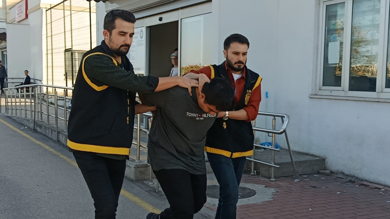 Adana'da komşu kavgası: Baba hayatını kaybetti 2 oğlu yaralandı