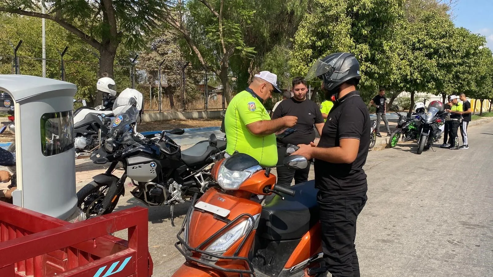 Adana’da kaldırım işgaline ceza yağdı: 56 motosiklet sürücüsüne 121 bin lira ceza