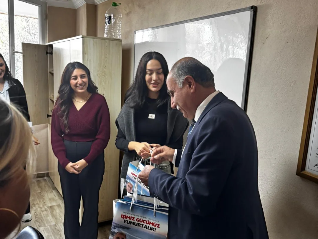 Yumurtalık’ta erken "Öğretmenler Günü" kutlaması