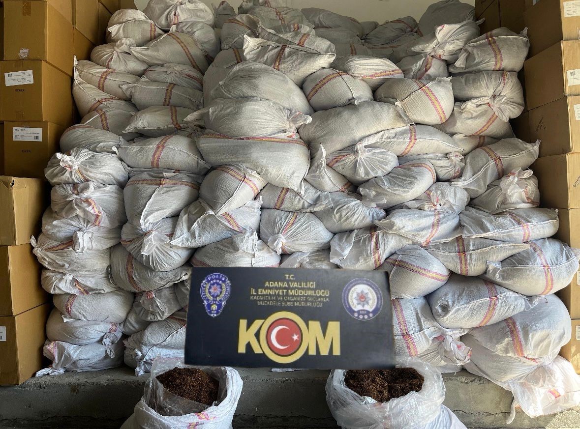 Adana'da tırda 10 ton kaçak tütün ele geçirildi