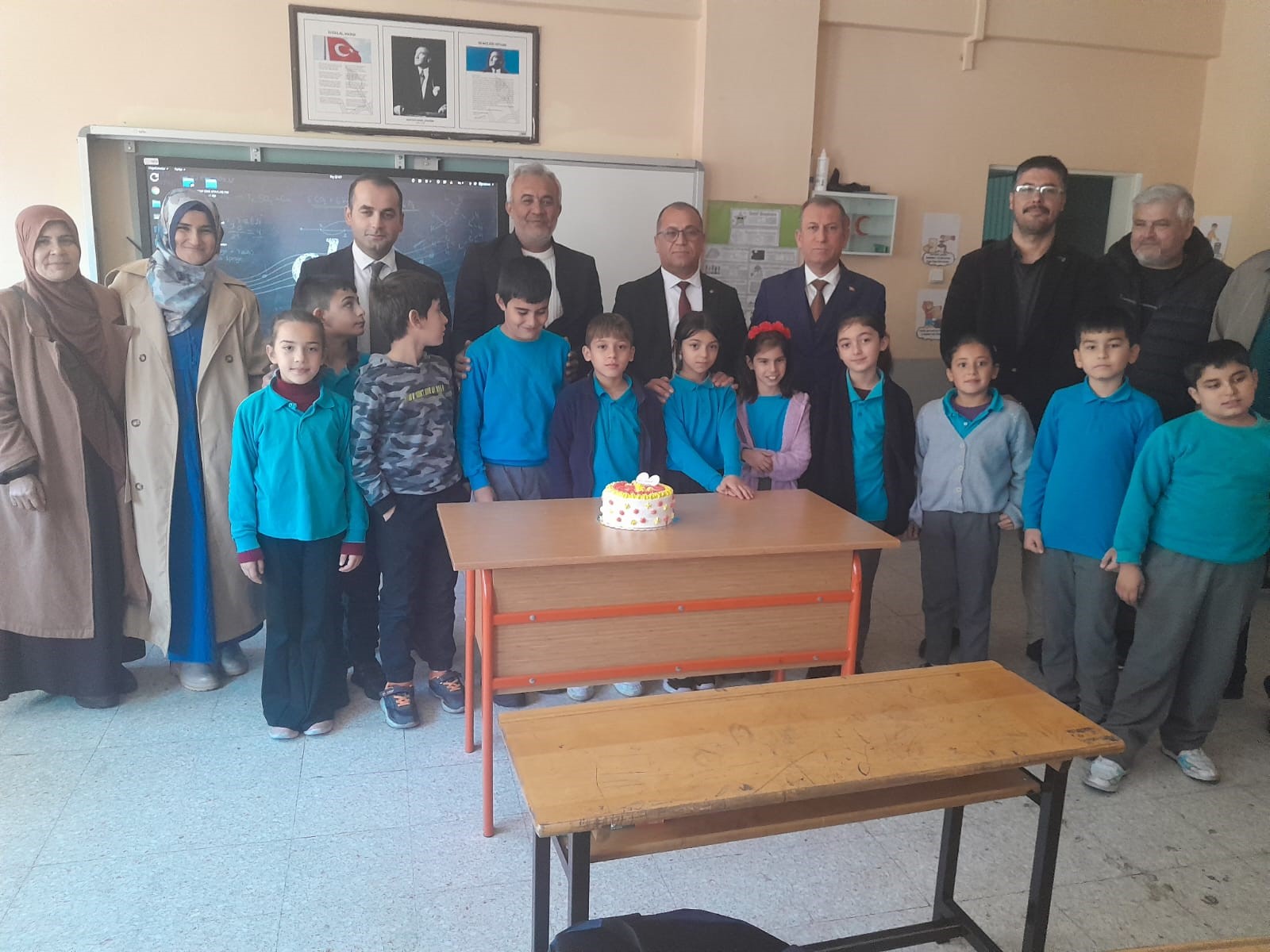 Protokolden ilkokul öğrencisi Şener'e doğum günü sürprizi