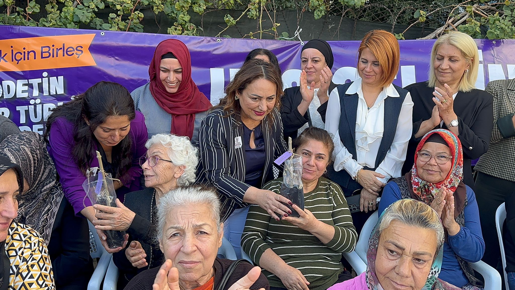 CHP'li Dr. Müzeyyen Şevkin, zeytin fidanı dağıttı, kampanya başlattı