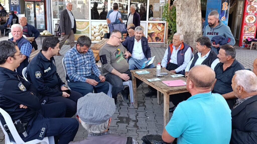 Karaisalı’da dolandırıcılık uyarısı: Emniyet ekipleri cami çıkışında bilgilendirme yaptı