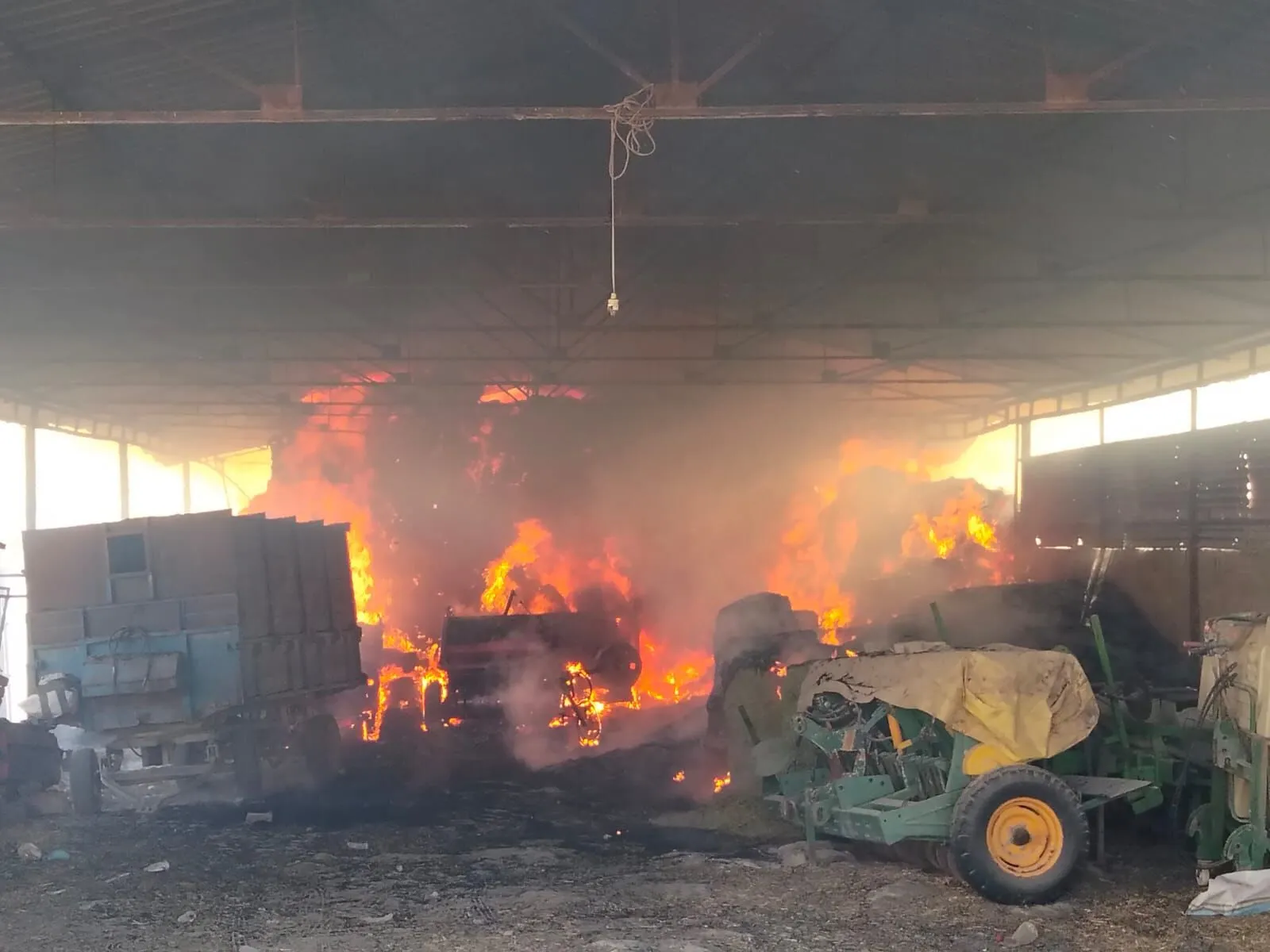 Sarıçam'da samanlık yangını mahallede paniğe yol açtı