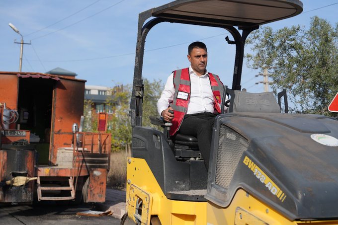 Başkan Kozay 100. Yıl Mahallesi’ndeki asfalt çalışmalarını inceledi