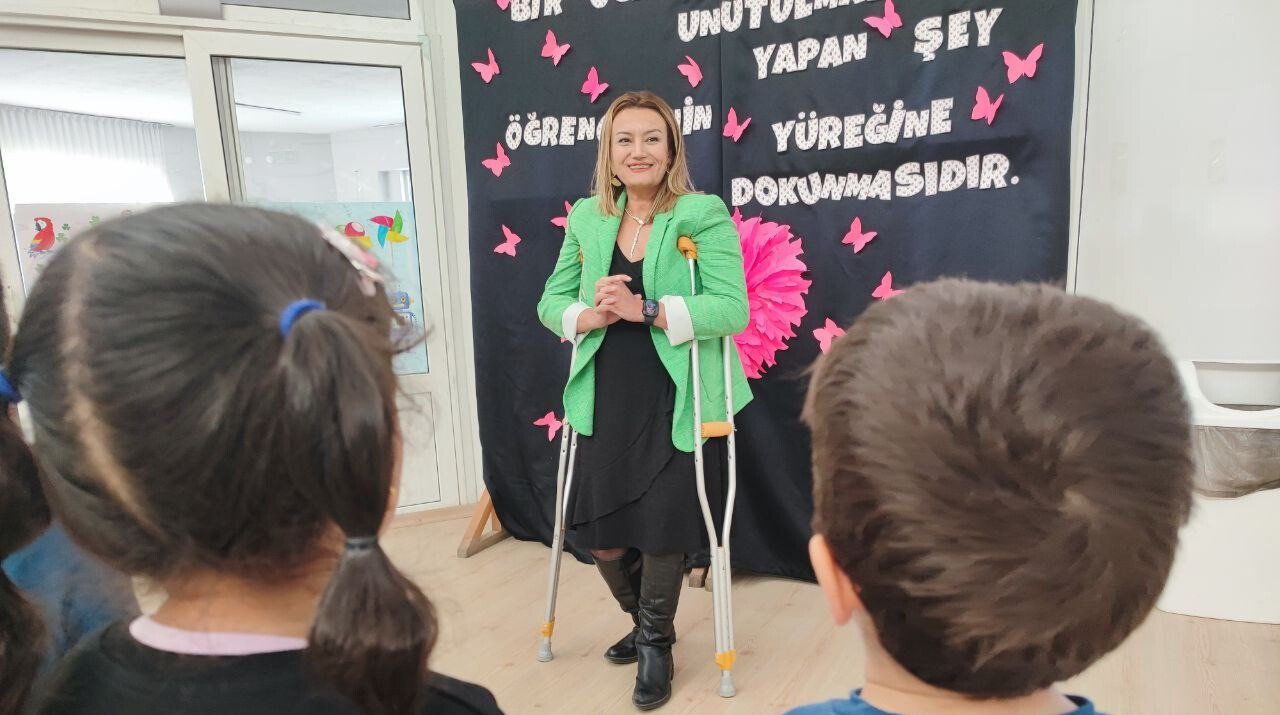 Doğuştan koltuk değneğine mahkumdu, yılmadı öğretmen oldu