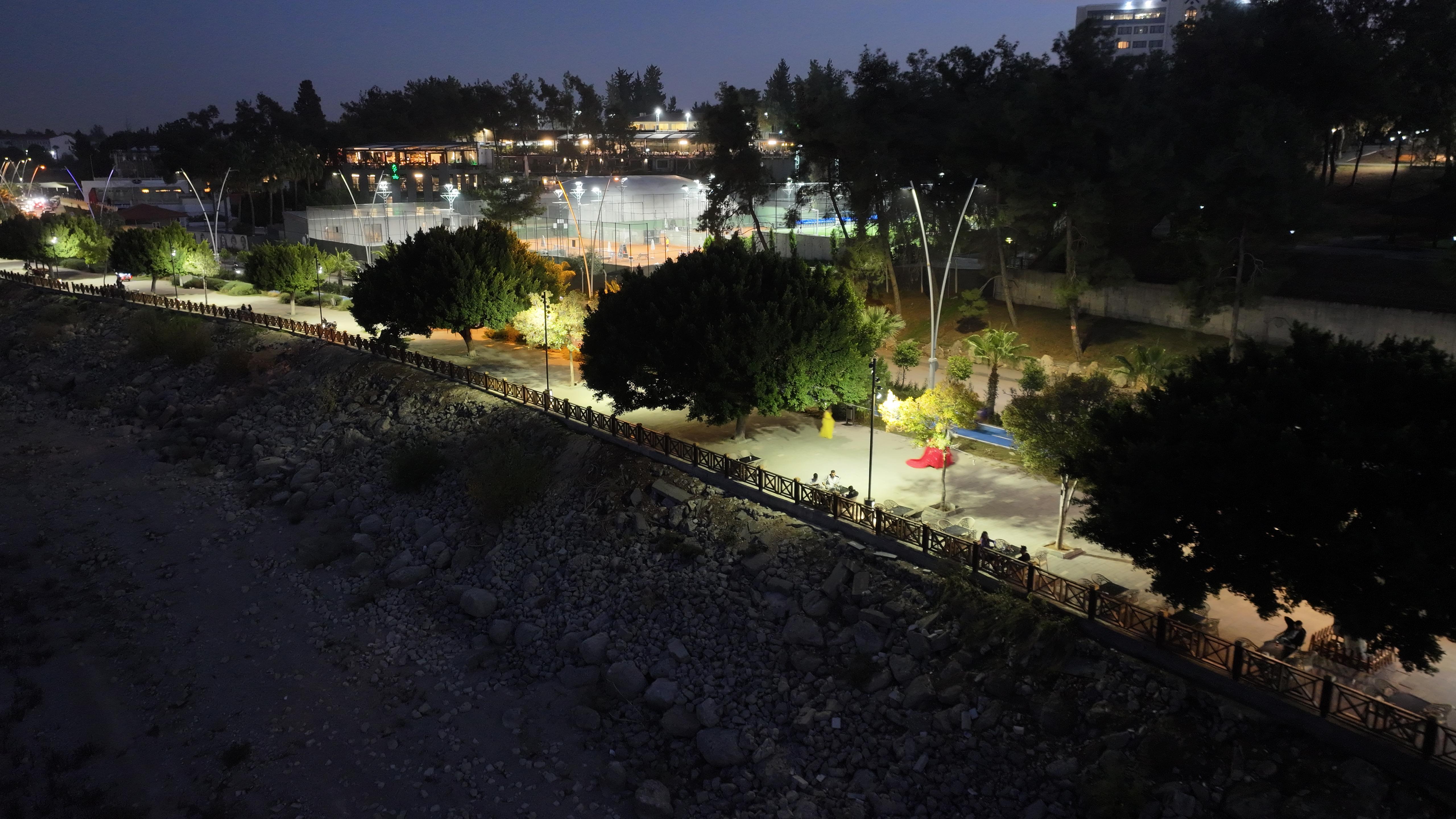 Büyükşehir'den Adnan Menderes Bulvarı'nda aydınlatma, bisiklet yolu ve korkuluk yenileme çalışması