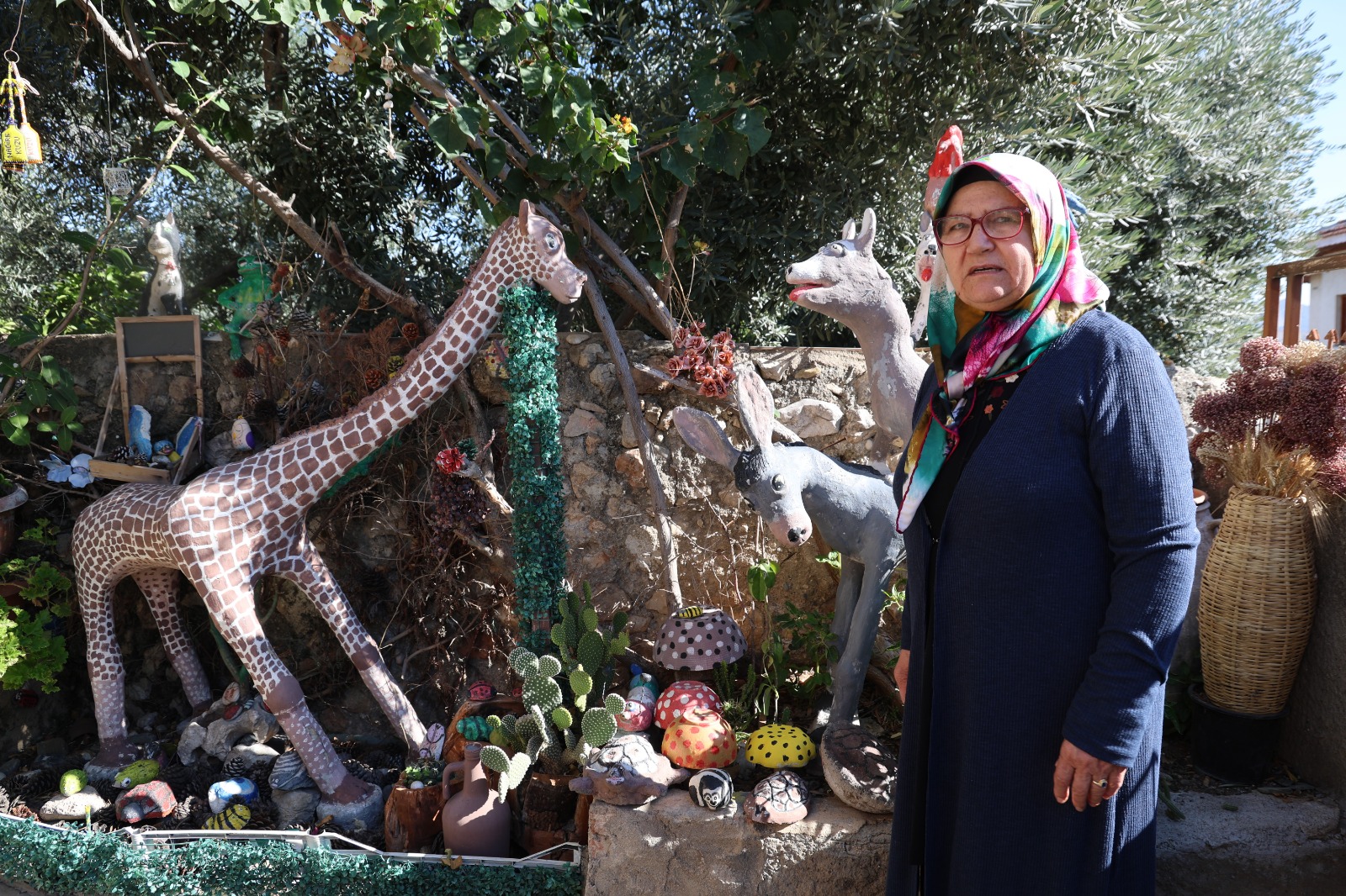 Halk eğitimden emekli oldu, atıkları evinde sanata dönüştürdü