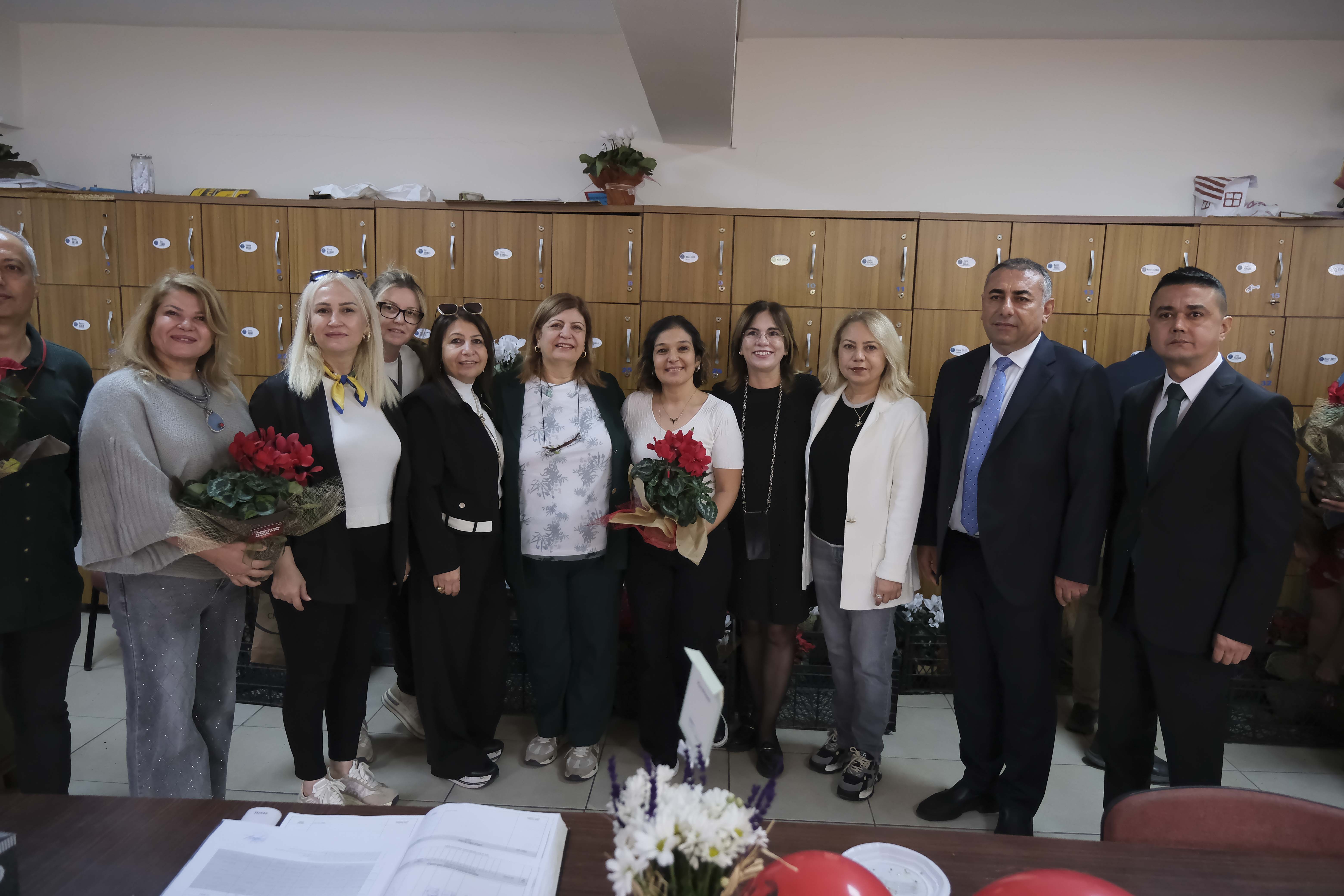 Güngör Geçer, Nuray Karalar'ın görev yaptığı okulda Öğretmenler Günü'nü kutladı...