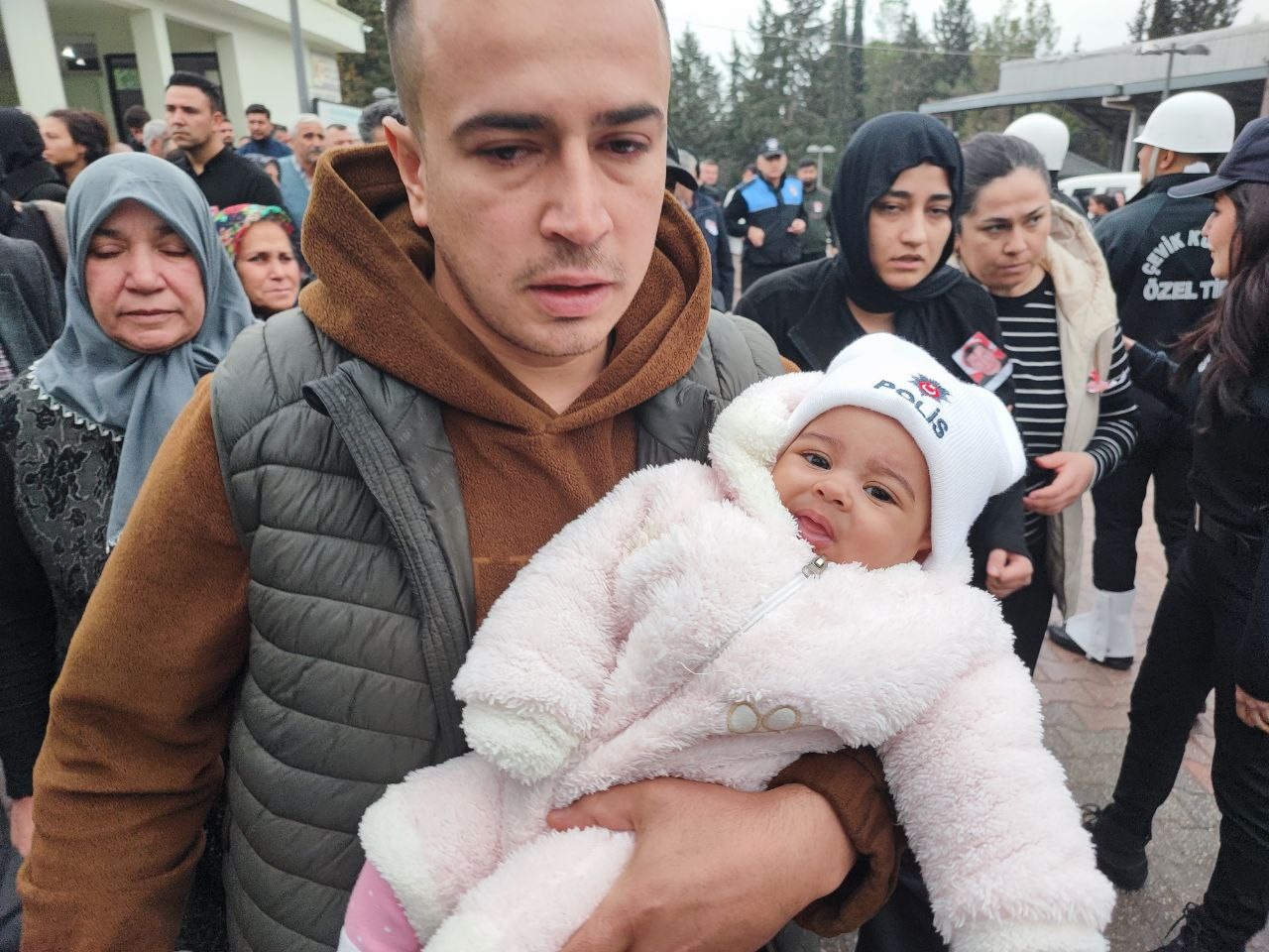 Lösemiye yenik düşen genç polisi 8 aylık kızı, üzerinde 'polis' yazan beresiyle uğurladı
