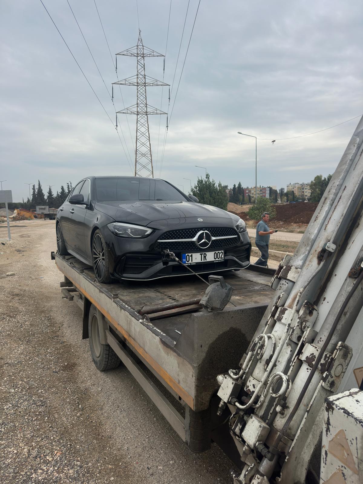 Adana'da çukur problemi iki lastiğin patlamasına neden oldu!