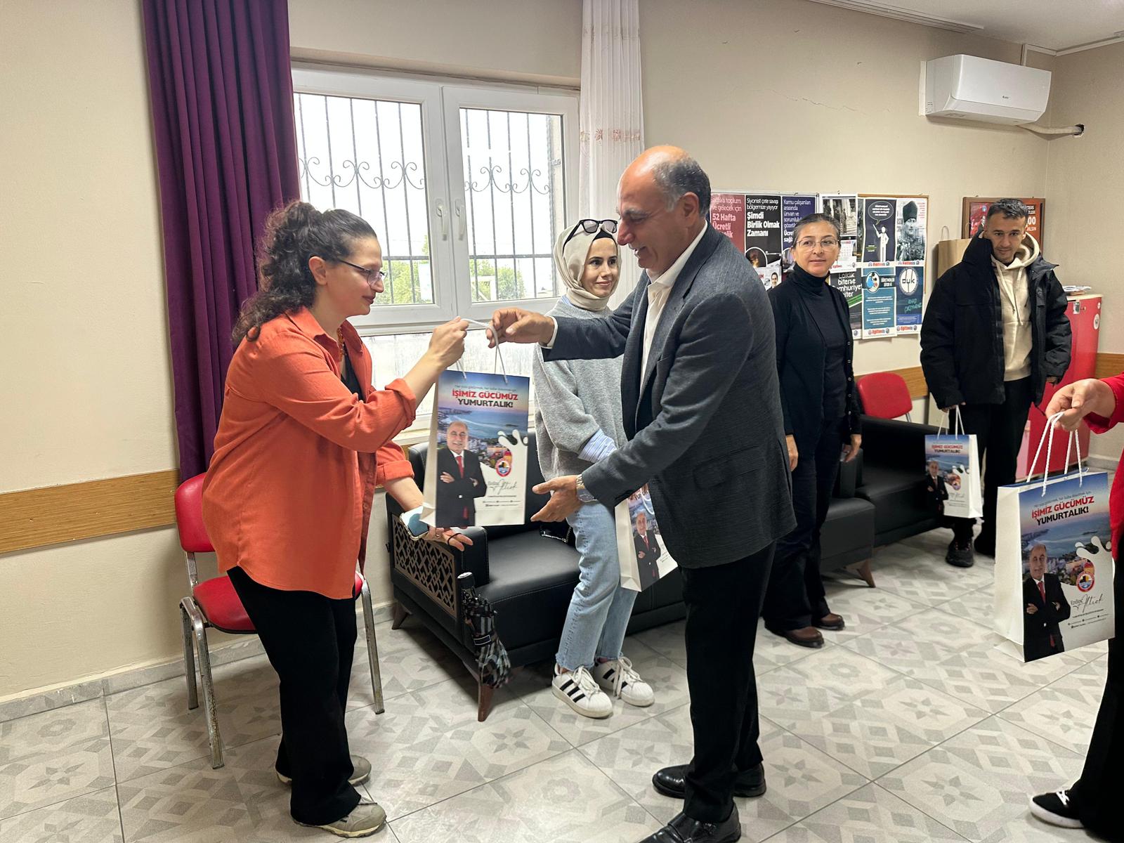 Yumurtalık Belediye Başkanı Erdinç Altıok, okulları dolaştı, öğretmenlerle buluştu