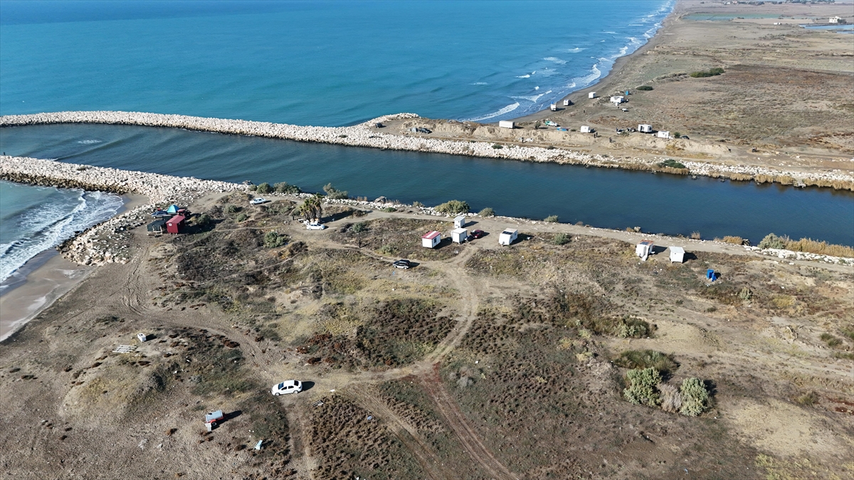 Adana Karataş’ta kaçak yapılar yıkılıyor