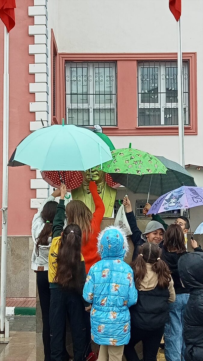 Ceyhan’da yüreklere dokunan görüntü: Şemsiyeli Atatürk nöbeti