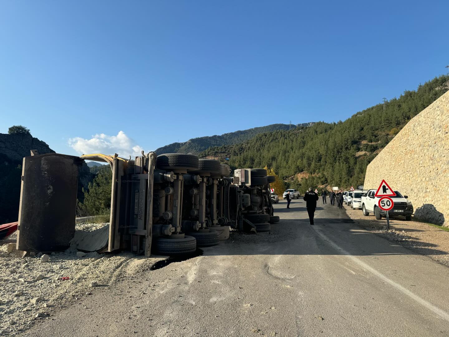 Feke’de maden yüklü kamyon devrildi