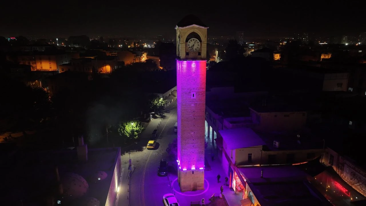 Adana’da Tarihi Yapılar Kadına Şiddete Karşı Işıklandırıldı
