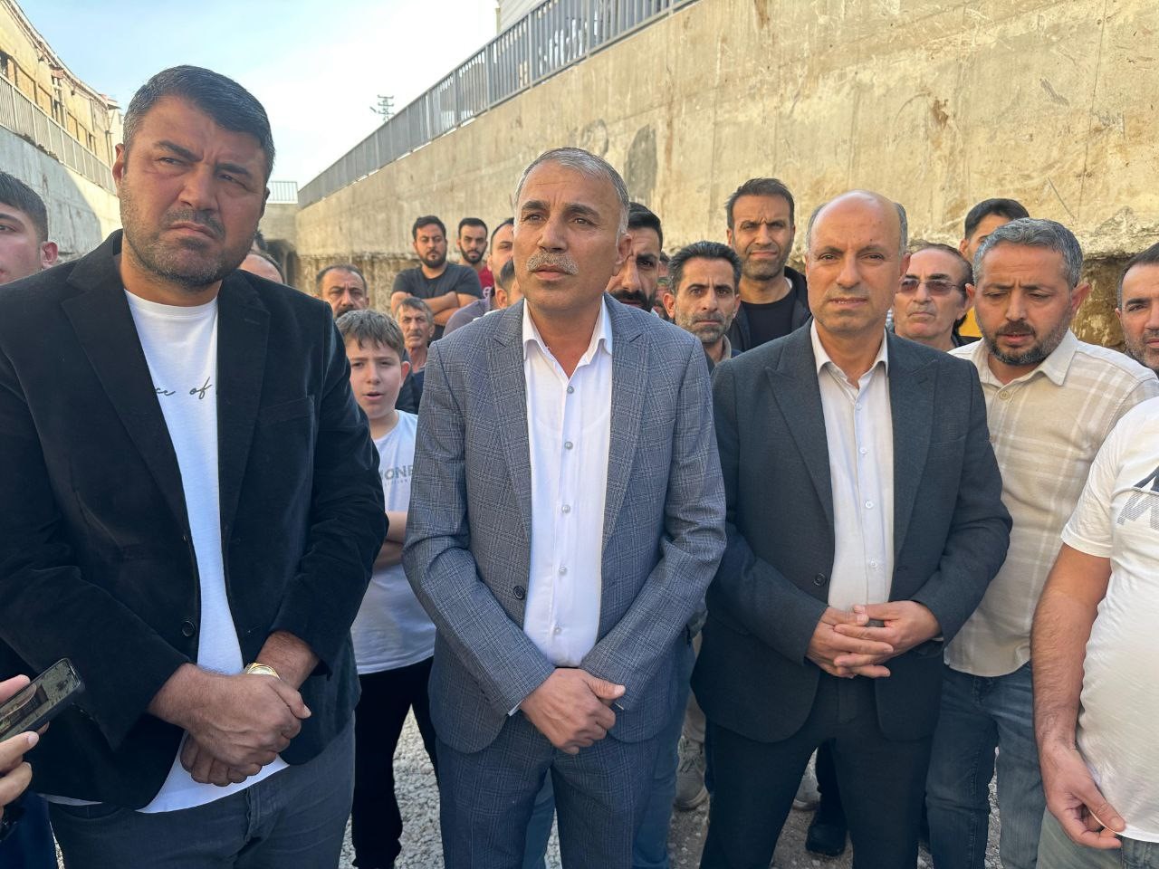 Alt geçit bitmeyince "bitme" noktasına gelen esnaf isyan etti