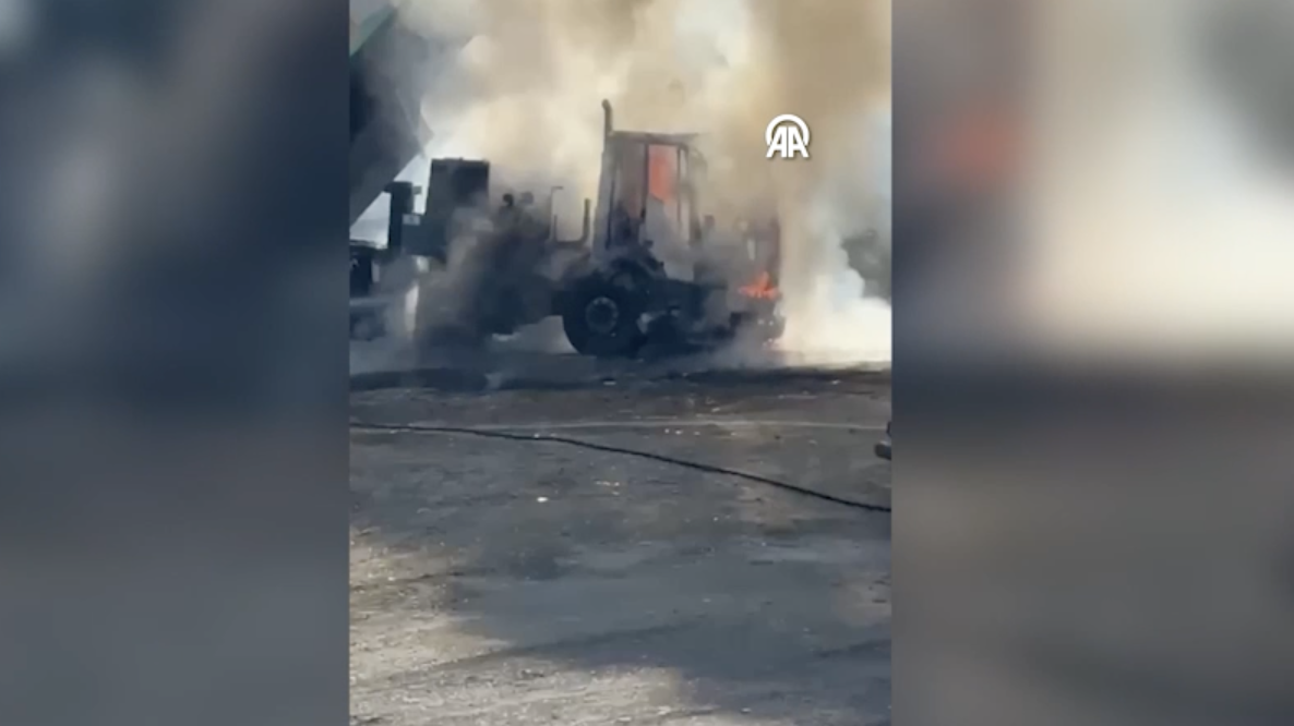 Adana Karaisalı’da çöp kamyonu bir anda alev aldı