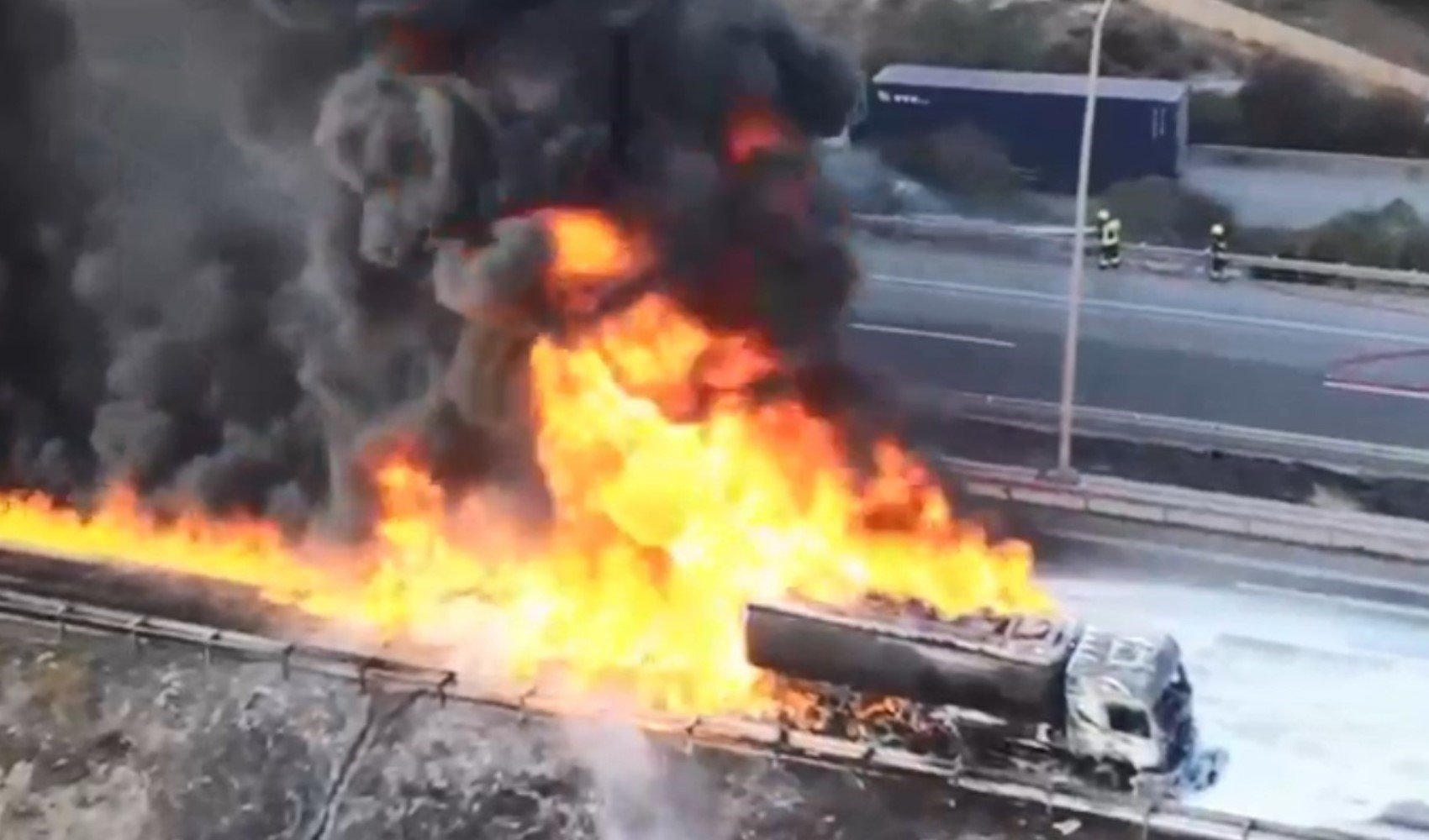 Mersin–Adana Otoyolu’nda akaryakıt yüklü tanker alev topuna döndü