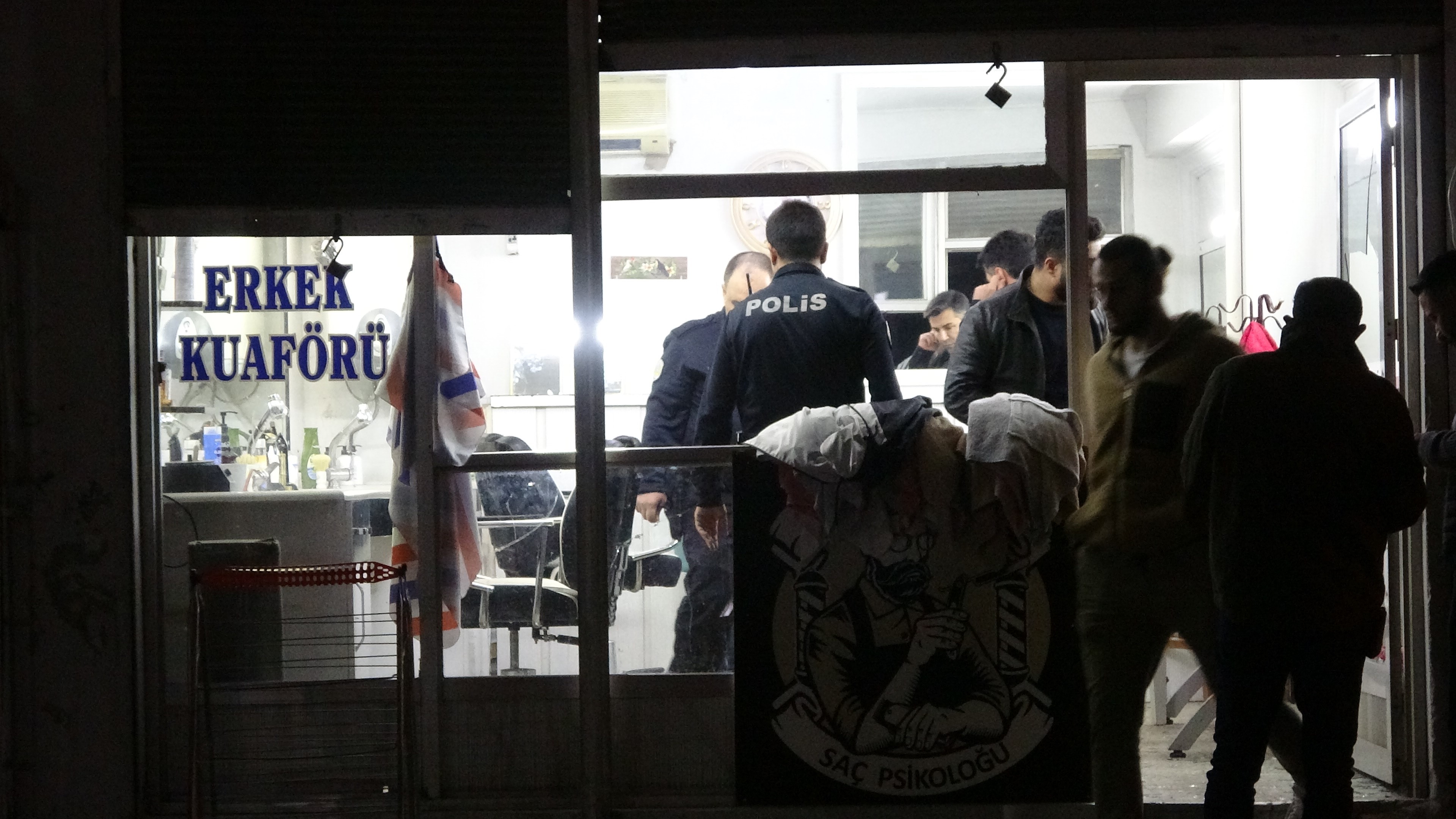 Adana'da erkek kuaföründe silahlı kavga: 7 kişi yaralandı