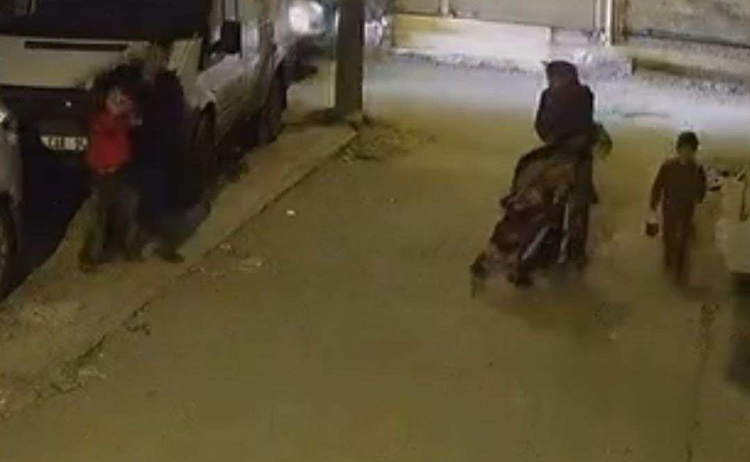 Çocuğun kafasını önce arabaya vurdu sonra çocuğu yere fırlattı