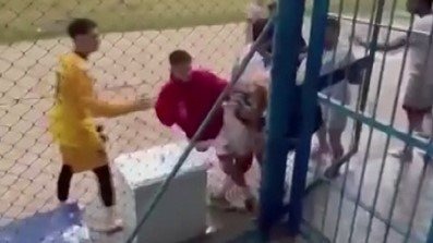 Adana'da amatör maçta saha karıştı