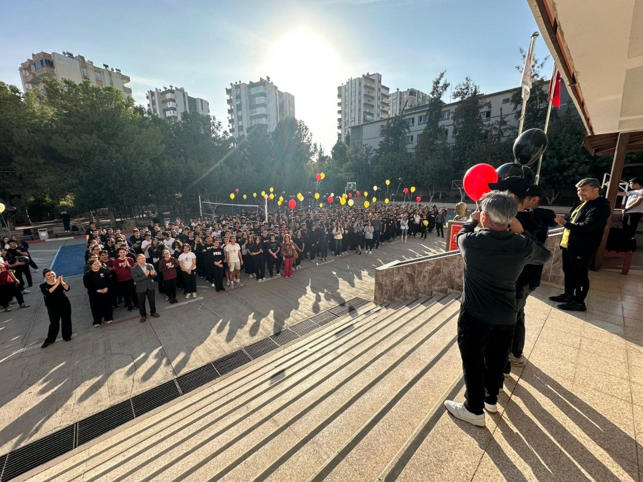 Adana'da aynı anda kanseri yenip okula dönen iki öğrenci, balonlarla karşılandı