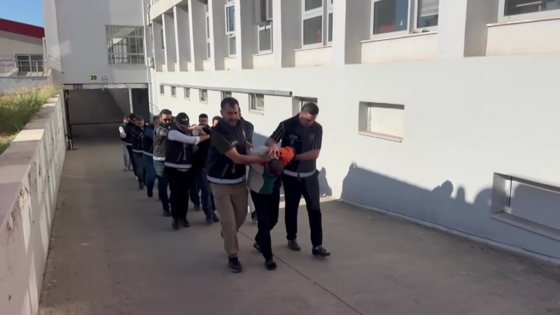 Adana'da silah ve mühimmat ticareti şebekesi çökertildi: 11 kişi tutuklandı