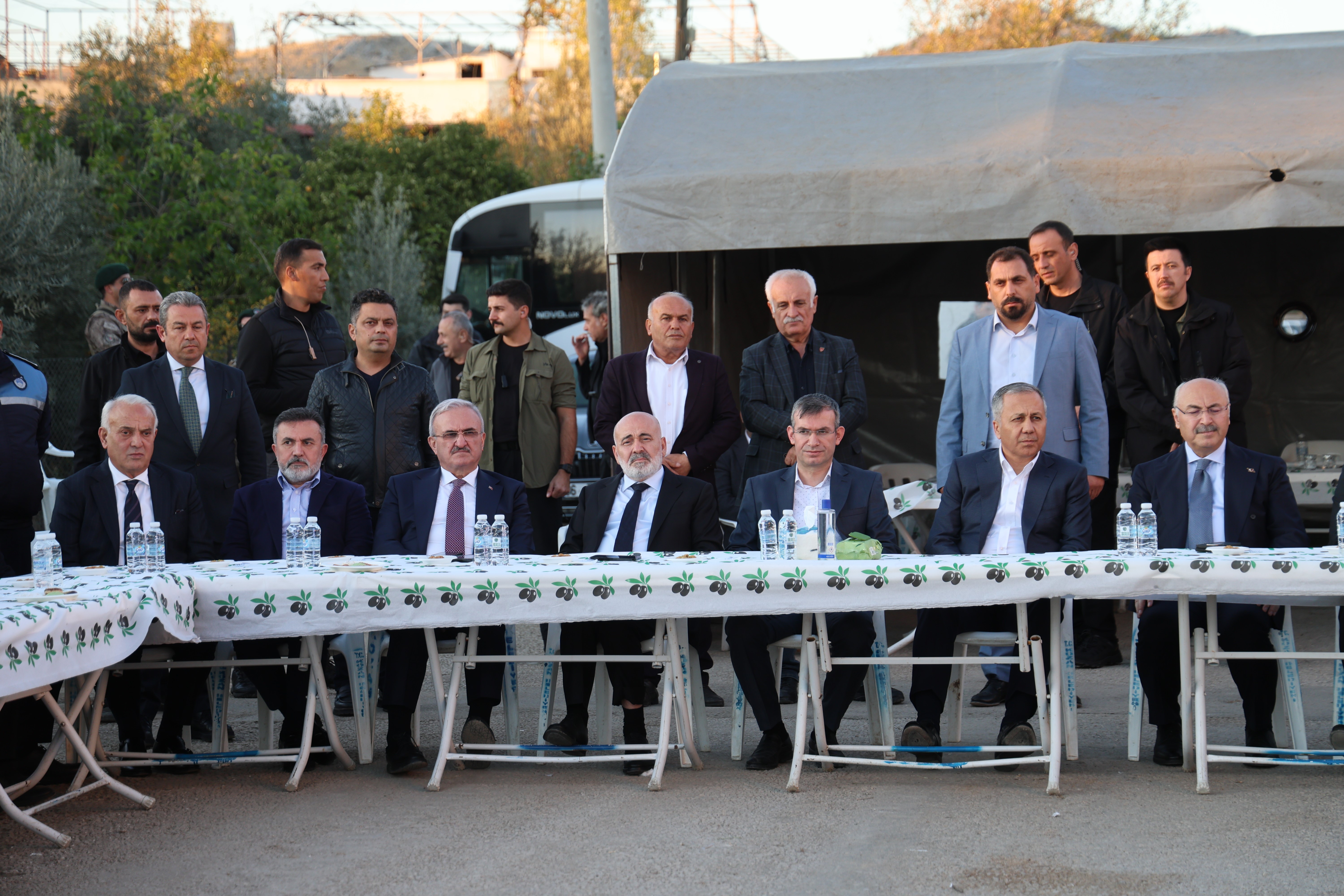 Bakan Yerlikaya, Kozan’da taziye ziyaretinde bulundu