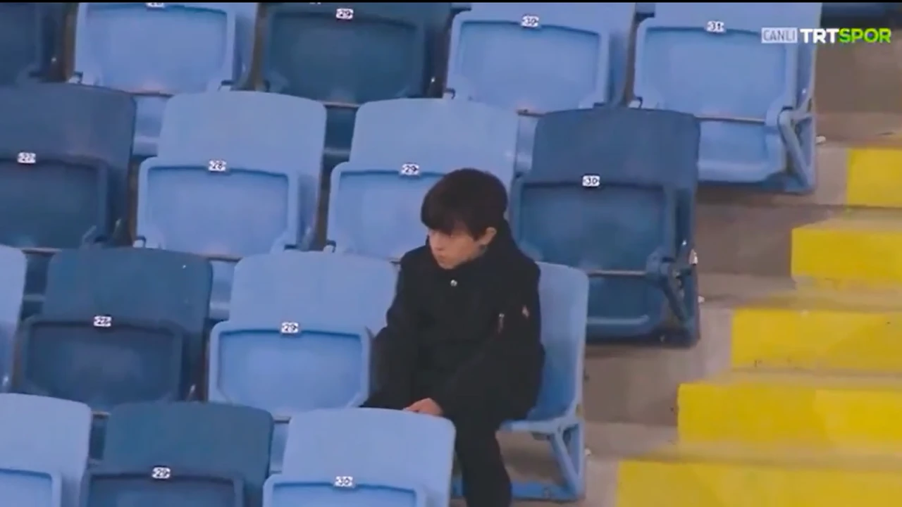 Adana Demirspor Tribününde Tek Başına Oturan Çocuk Türkiye Gündeminde