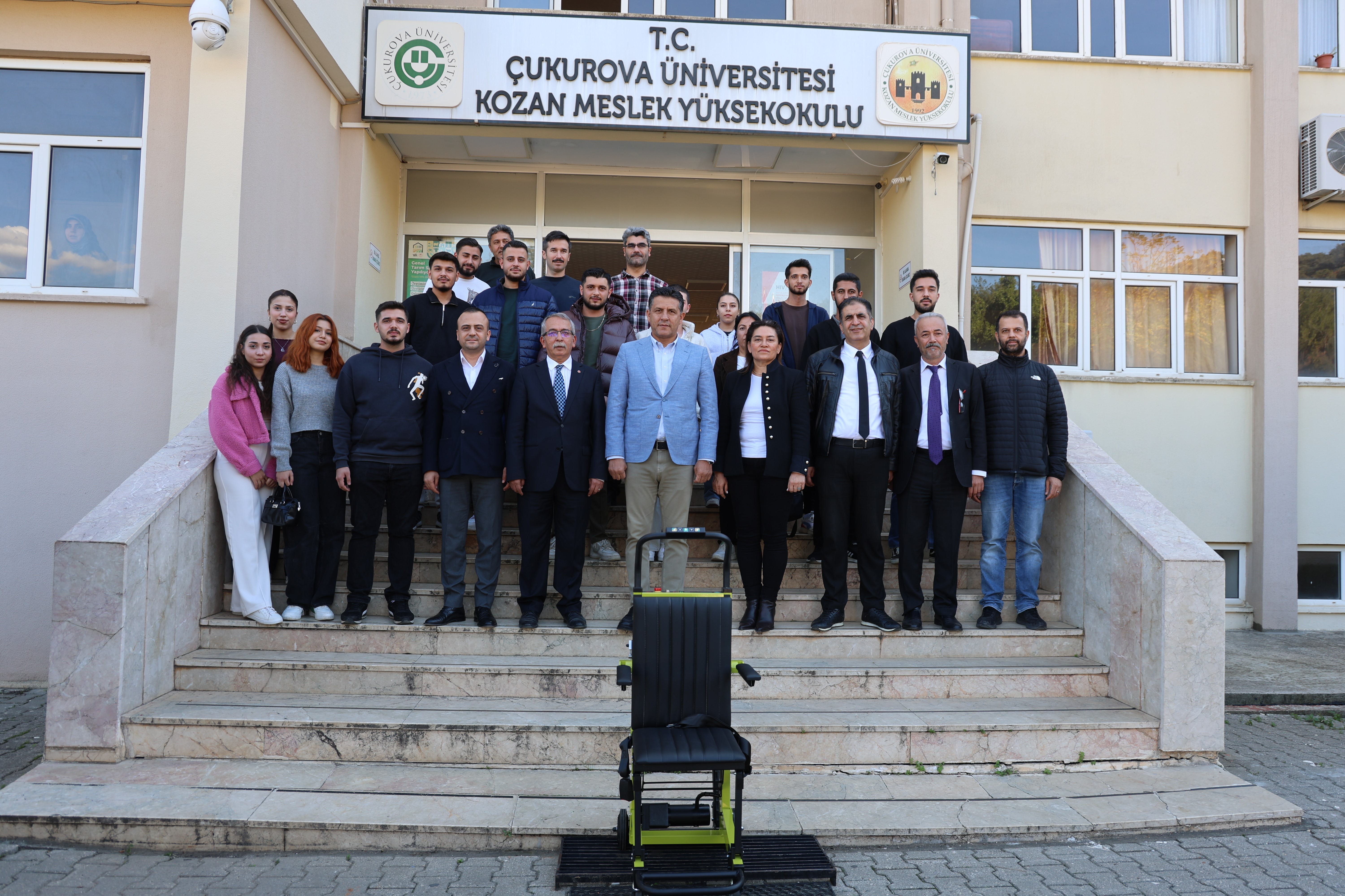 Kozan Meslek Yüksekokulu'nun merdivenlerindeki engel belediye işbirliği ile kaldırıldı