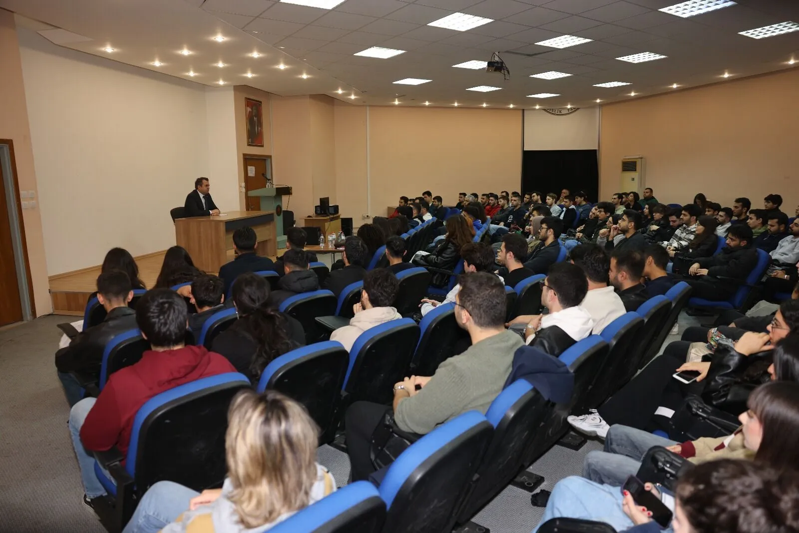 Çukurova Üniversitesi Rektörü Prof. Dr. Hamit Emrah Beriş öğrencilerle bir araya geldi