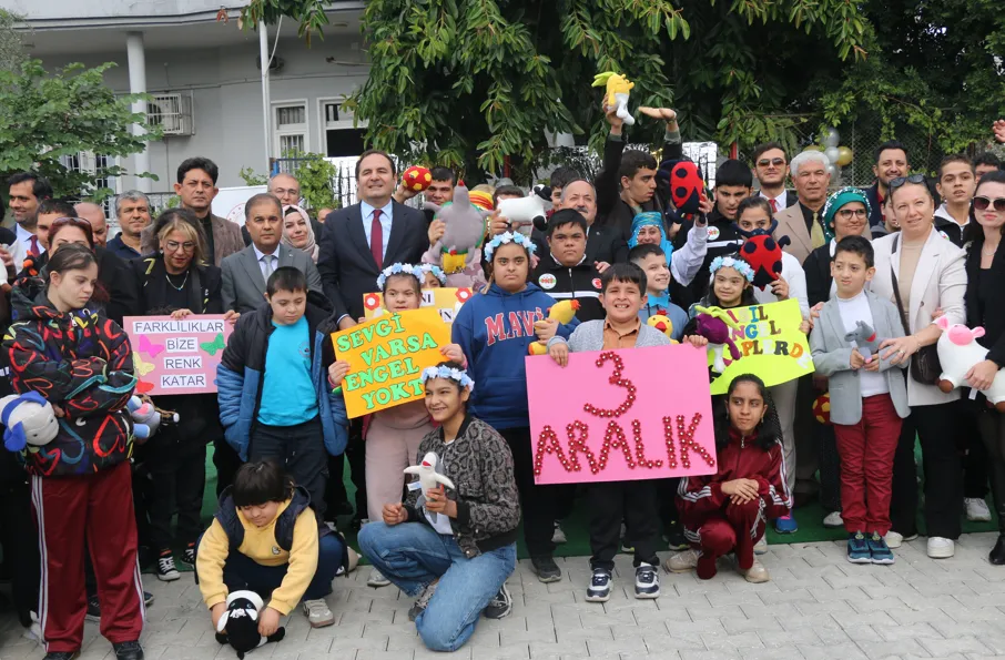 Seyhan’da 3 Aralık Özel Eğitim Şenliği renkli görüntülere sahne oldu