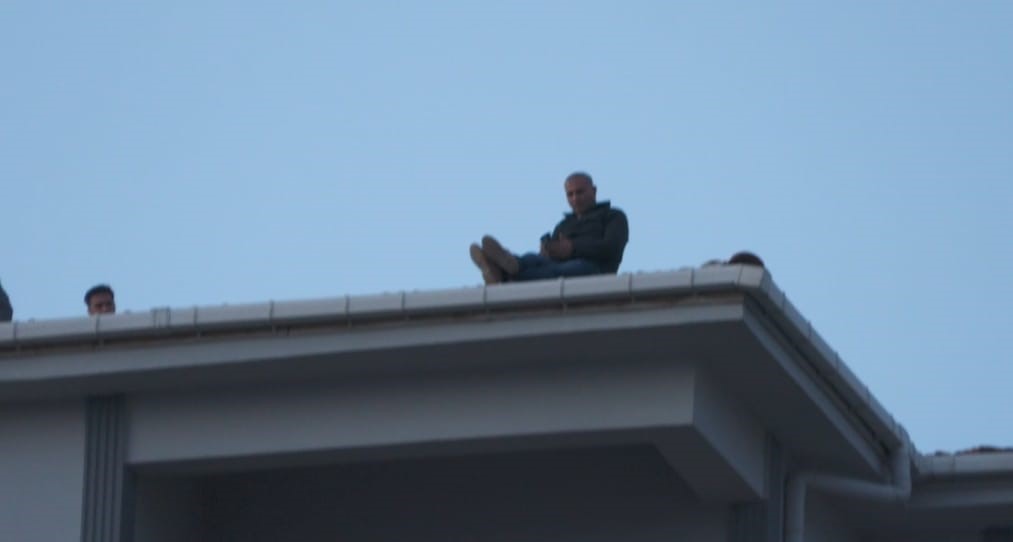 Kozan’da boyacı alacağını alamayınca çatıya çıktı: 80 bin TL ödenince ikna olup indi