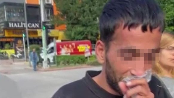 Caddede güpegündüz bali çekip kendinden geçti