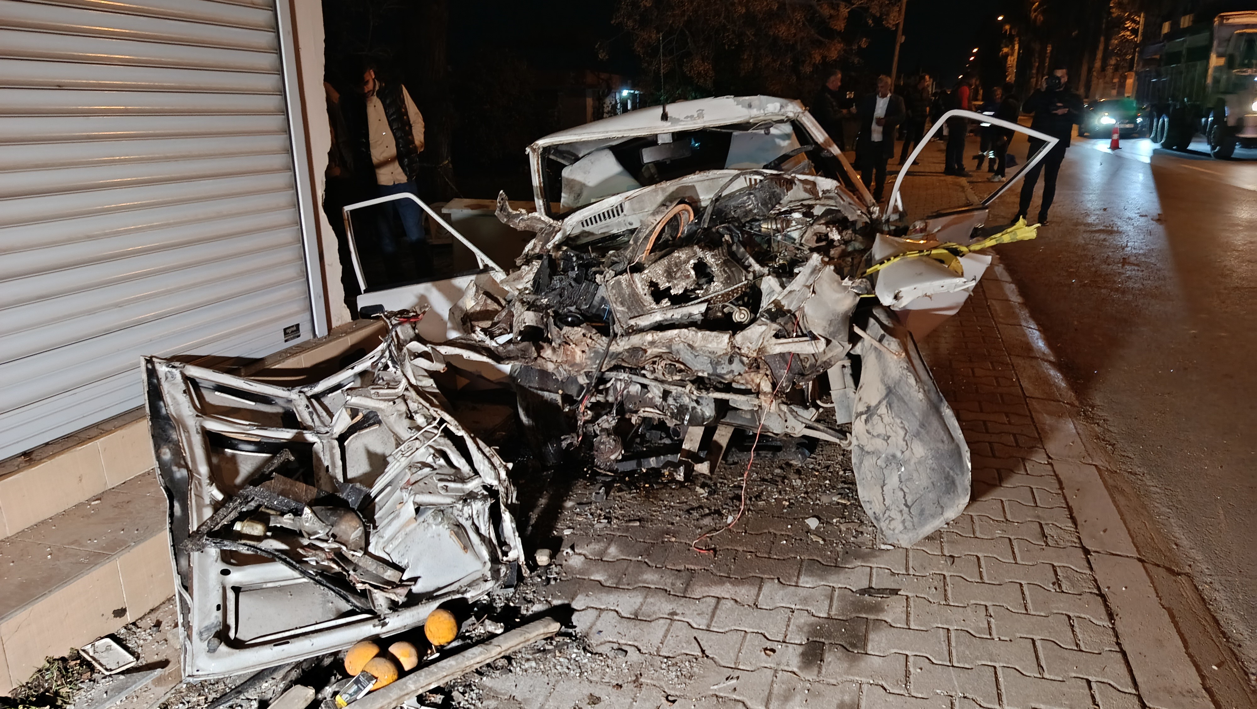 Otomobil konteynere, kamyonete ve evin duvarına çarptı: 1 kişi hayatını kaybetti 1 kişi yaralandı