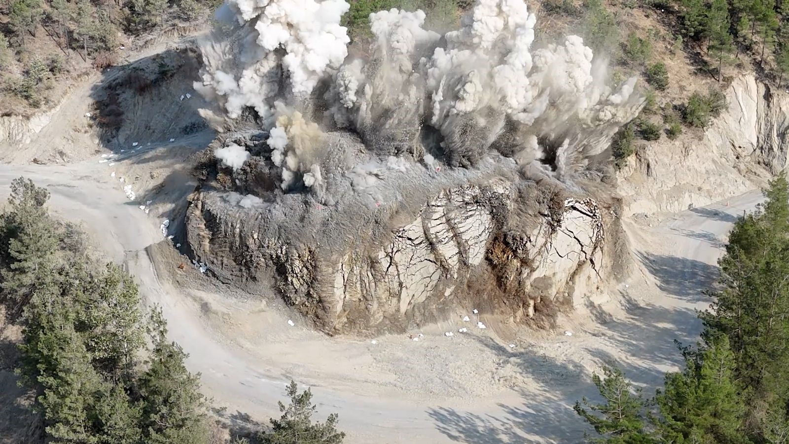 Adana'da yol yapım mücadelesi, patlama anı film sahnesini aratmadı