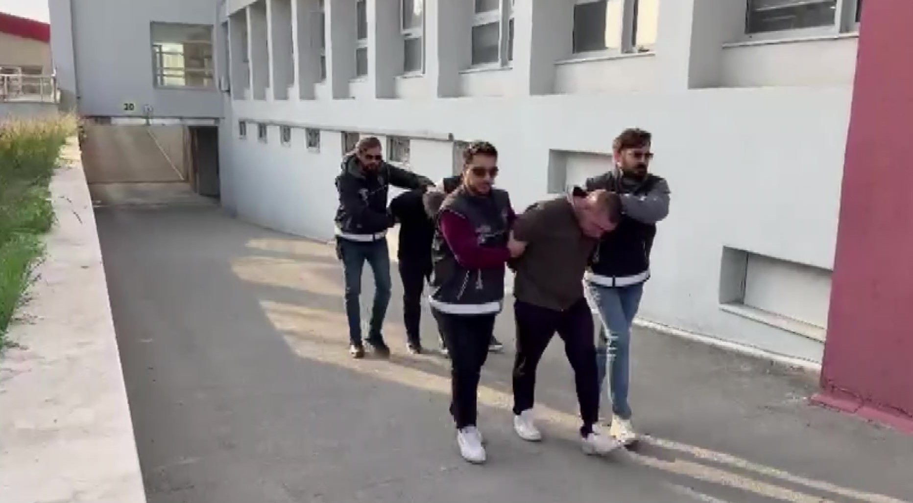 Adana'daki suç örgütlerine silah getiren 2 şüpheli tutuklandı: 53 tabanca ele geçirildi