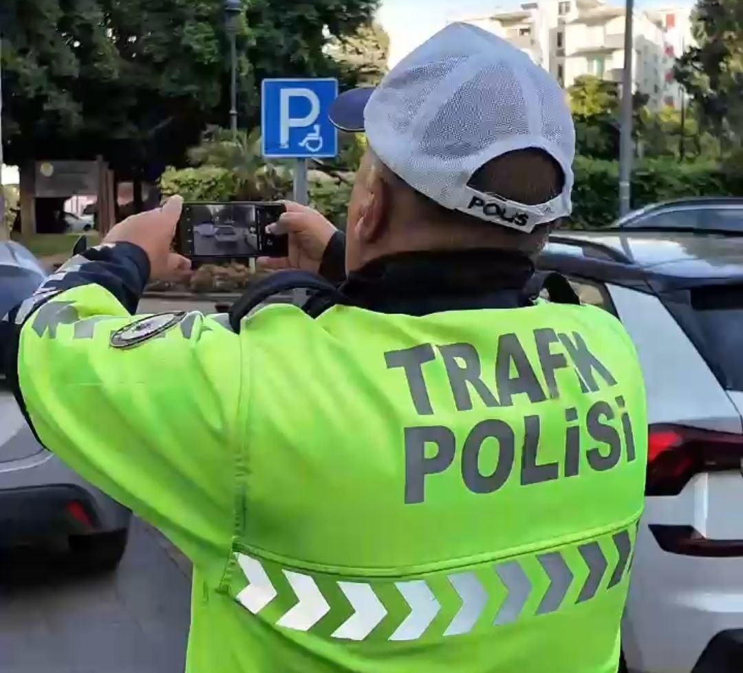 Adana'da engelli park yerlerine araçlarını koyan sürücülere ceza kesildi