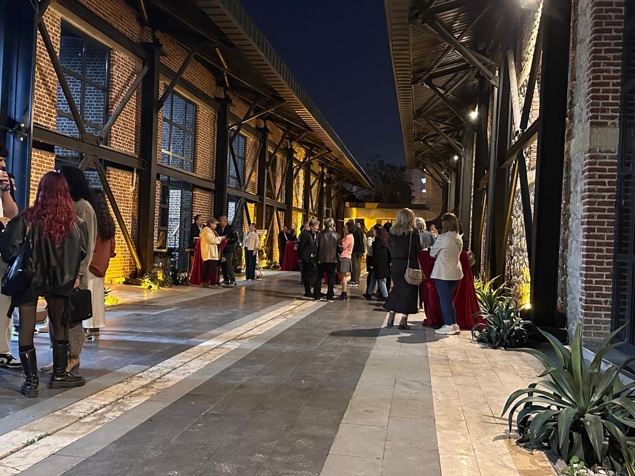 Aytuna Cora’nın “Ben Hâlâ O Evin İçindeyim” sergisi Adana’da yoğun ilgi görüyor