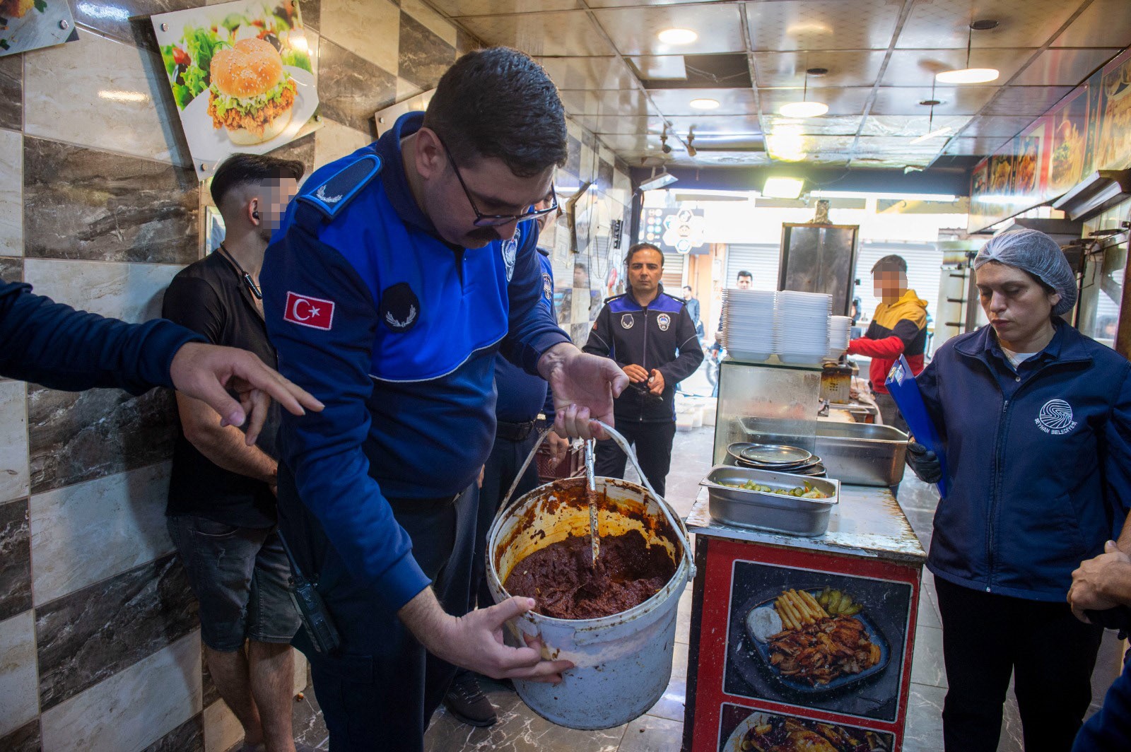 Dönerciden kurtlu salça ve turşu çıktı
