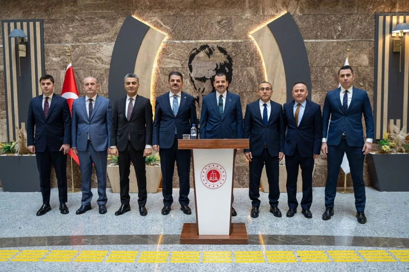 Bakan Yardımcısı Yılmaz'dan Adana Adliyesi'ne ziyaret