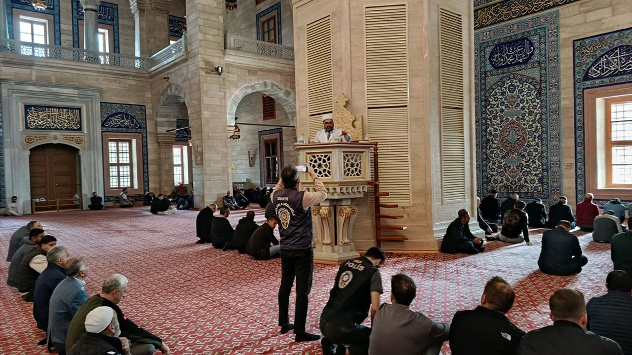 Adana’da camilerde dolandırıcılık uyarısı