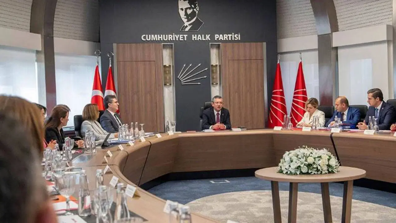 CHP’nin yeni MYK’si belli oldu! Özgür Özel başkanlığındaki ilk PM toplantısından yeni yönetim çıktı